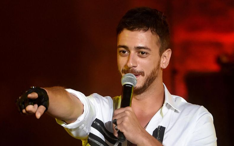 Jugé à Paris pour viol aggravé: un chanteur proche de Mohamed VI encourt 20 ans de prison