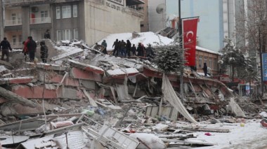 Un violent séisme fait 1500 morts en Turquie et en Syrie