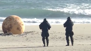 Une étrange sphère en métal s’échoue sur une plage au Japon (VIDEO)