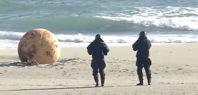 Une étrange sphère en métal s’échoue sur une plage au Japon (VIDEO)