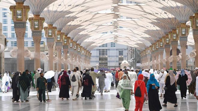 امرأتان تدخلان ساحات المسجد النبوي بلباس غير محتشم والإدارة توضح