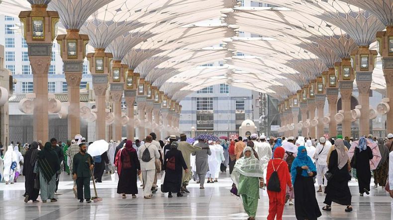 امرأتان تدخلان ساحات المسجد النبوي بلباس غير محتشم والإدارة توضح