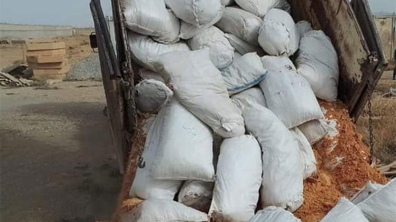 حجز أكثر من 104 قنطار من مادة التبغ في حمولة رمل بشاحنتين بباتنة