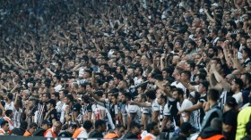 بِالفيديو: هكذا تعاطف أنصار بشكتاش مع الأطفال ضحايا الزلزال