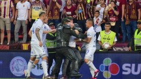 بِالفيديو: حركات عنيفة بين لاعب ومُشجّع داخل أرضية الميدان