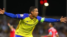 بِالفيديو: رونالدو يستعرض عضلاته في السعودية بِرُباعية