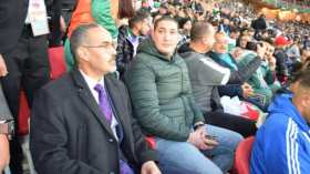 الوزير سبقاق يُفضّل الجلوس مع الجمهور في المدرجات