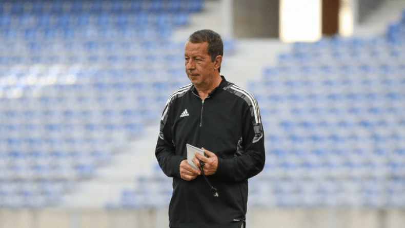 منافس اتحاد العاصمة يقيل مدربه