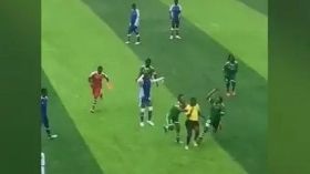بالفيديو.. حكم يتعرض للضرب من قبل لاعبات في دوري الكونغو الديمقراطية