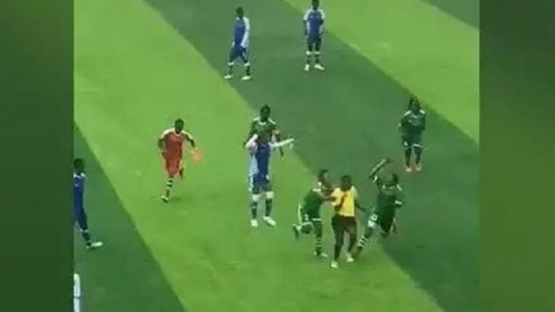بالفيديو.. حكم يتعرض للضرب من قبل لاعبات في دوري الكونغو الديمقراطية