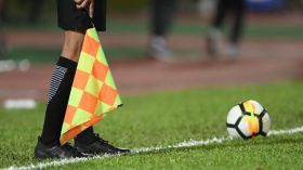 حكم إيطالي يتعرّض لِأمر “نادر” في عالم كرة القدم