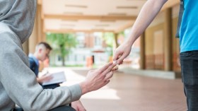 المدية: الإطاحة بعصابة تروج المخدرات وسط المتمدرسين