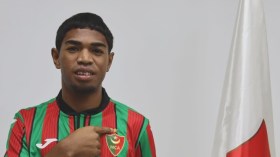 سفير الجزائر بِمدغشقر يمنح اللاعب “رازا” تأشيرة الدّخول