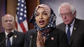 عزل إلهان عمر بسبب انتقادها إسرائيل يثير الجدل في أمريكا