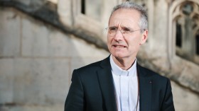 الرئيس تبون يمنح رئيس أساقفة الجزائر الجنسية الجزائرية