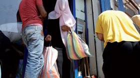 ميسورون وانتهازيون يطمعون في قفة رمضان