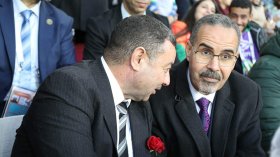 بالفيديو.. هكذا تفاعل الوزير سبقاق ووالي وهران مع مباراة “الخضر” وسط الجماهير