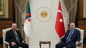 الرئيس تبون يؤكد لنظيره التركي استعداد الجزائر للمساعدة بعد الزلزال