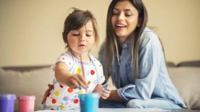 مربيات يسرقن أطفالا من أمهاتهم.. في زحمة الحياة العملية 