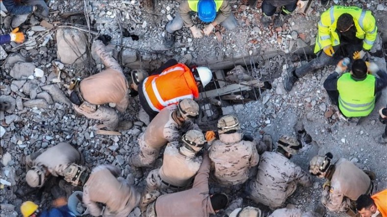 بعد أزيد من 200 ساعة.. إنقاذ امرأة من تحت الركام بتركيا
