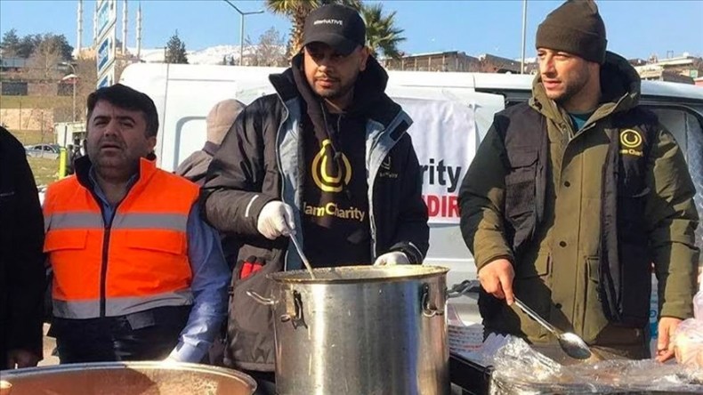 ماهر زين يشارك في توزيع الطعام على منكوبي الزلزال بتركيا (فيديو)