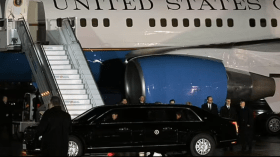 مسؤولة أمريكية تسقط من سلم الطائرة وتنزلق إلى الأسفل (فيديو)