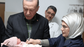 بالفيديو.. أردوغان يرفع الآذان في أذن طفلة ناجية من الزلزال ويطلق عليها هذا الاسم