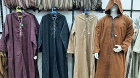 القشابية الجزائرية الأصيلة تنافس أفخم المعاطف الشتوية