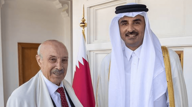 أمير قطر يمنح وساما شرفيا للسفير الجزائري