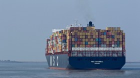 جنوح سفينة لنقل الحاويات في قناة السويس