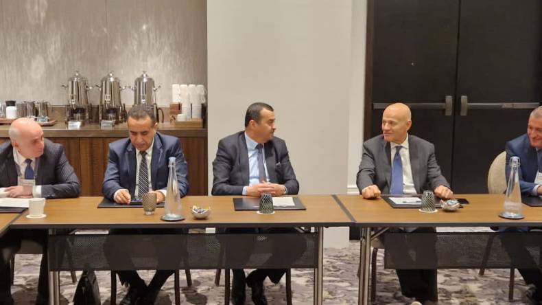 مباحثات بين الجزائر ومسؤولين أوروبيين حول الربط بالكهرباء والهيدروجين