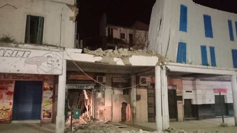 بالصور.. 5 جرحى في انهيار بناية مهجورة بسكيكدة