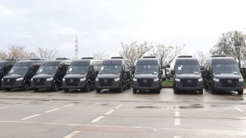 بالصور.. تسليم 454 مركبة “مرسيدس” لفائدة الجيش ومؤسسات أخرى