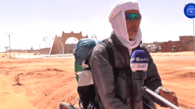 عز الدين يحقق حلمه.. بعد ما قطع مسافة 1200 كلم مشيا على الأقدام من العاصمة إلى إن صالح