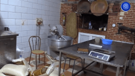 شاهد ما تم حجزه من طرف مصالح الدرك الوطني داخل مستودع لصناعة الحلويات التقليدية  ببجاية