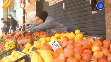 ريان.. تعمل ببيع الخضر والفواكه في السوق بقسنطينة لأجل كسب لقمة الحلال