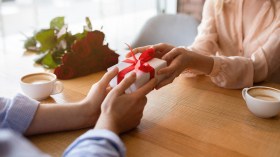 ماذا يهديك زوجك في الثامن مارس بمناسبة عيد المرأة؟