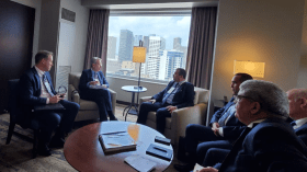 عرقاب يتحادث مع مسؤولين أمريكيين في هيوستن