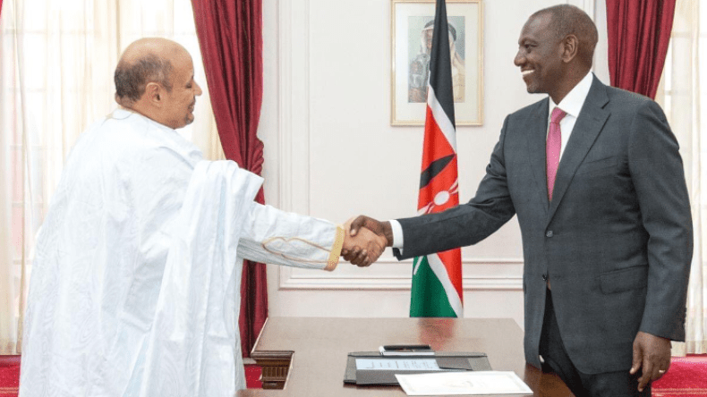 رئيس كينيا يستلم أوراق اعتماد السفير الصحراوي (فيديو)