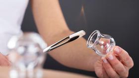 لم تبق حكرا على الرجال.. نساء مشهورات في التداوي بالحجامة