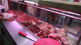 الشروع في توزيع اللحوم الحمراء بسعر 1200 دينار (فيديو)