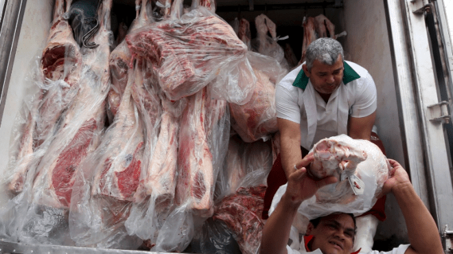 بسبب ظهور جنون البقر.. دول تحظر استيراد اللحوم البرازيلية