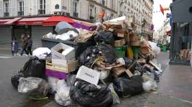 Paris croule sous les ordures
