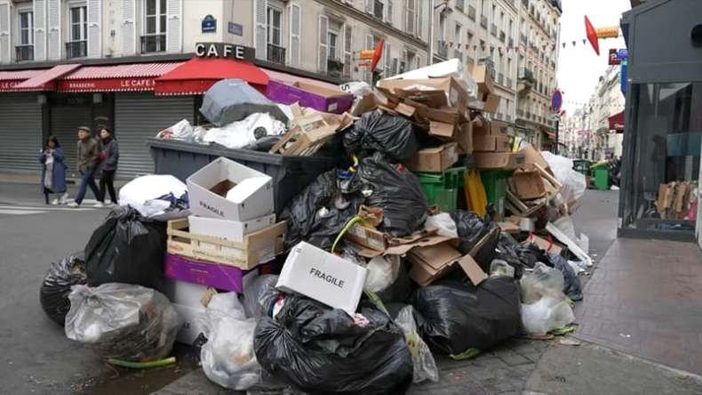 Paris croule sous les ordures