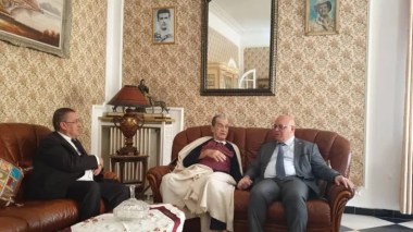 Deux ministres chez le moudjahid Youcef El Khatib