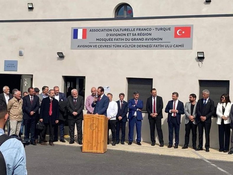 Un député de l’extrême droite inaugure une mosquée, Marine Le Pen réagit