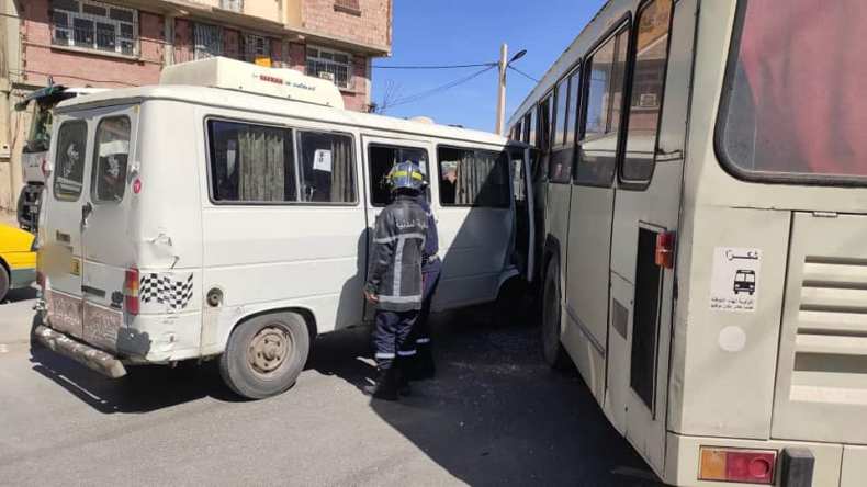 المسيلة: 13 جريحا في اصطدام حافلتين لنقل المسافرين (صور)