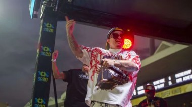 Un rappeur meurt devant ses fans en plein concert (VIDEO)