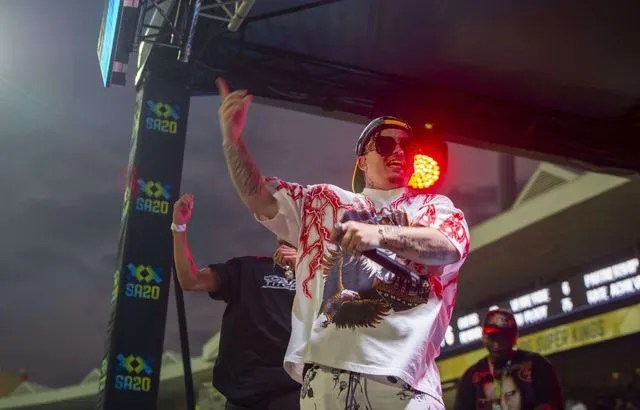 Un rappeur meurt devant ses fans en plein concert (VIDEO)