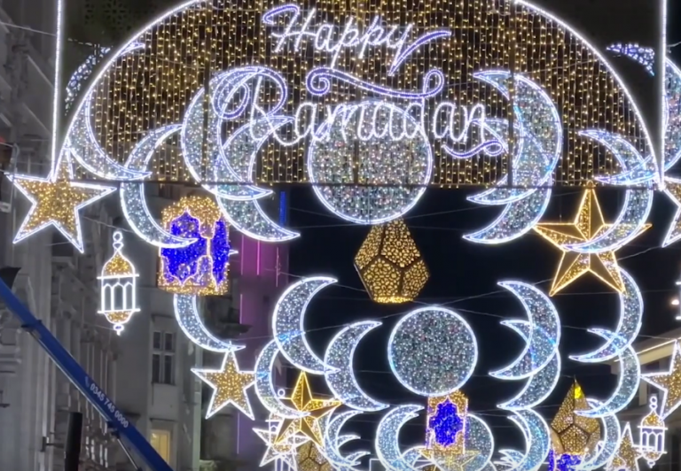 « Happy Ramadan »: Les rues de Londres décorées pour la toute première fois